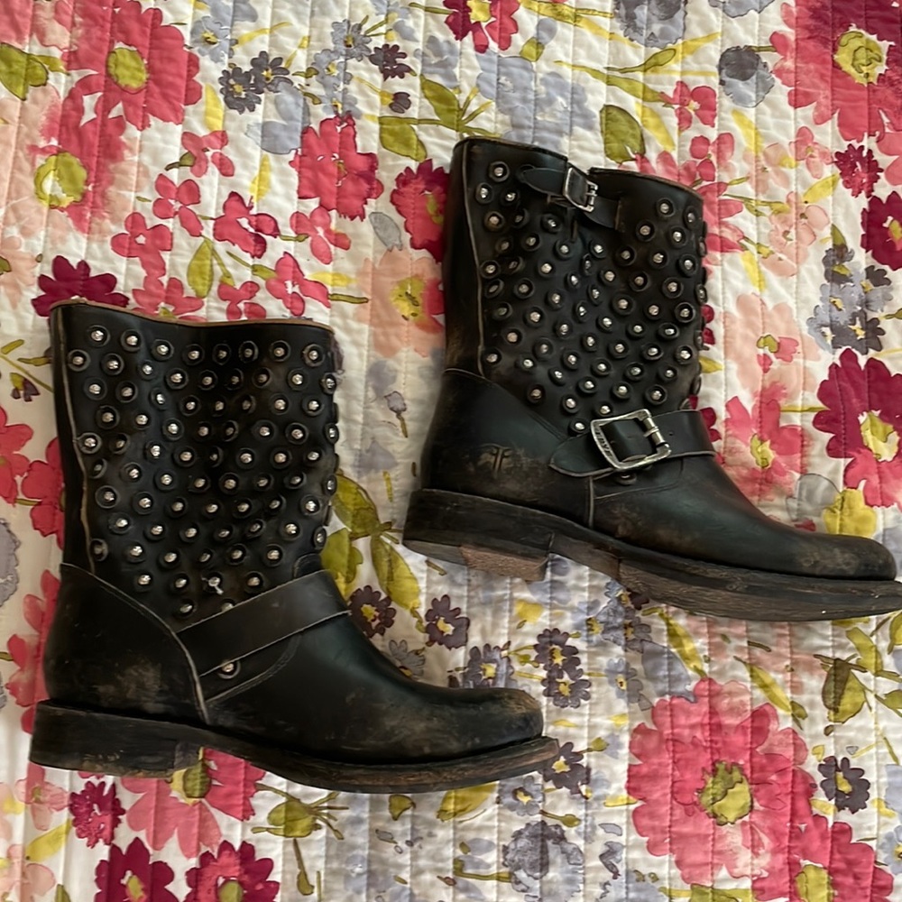 Distressed Frye Jenna Disc Short Moto boots size 8. Very gently worn-